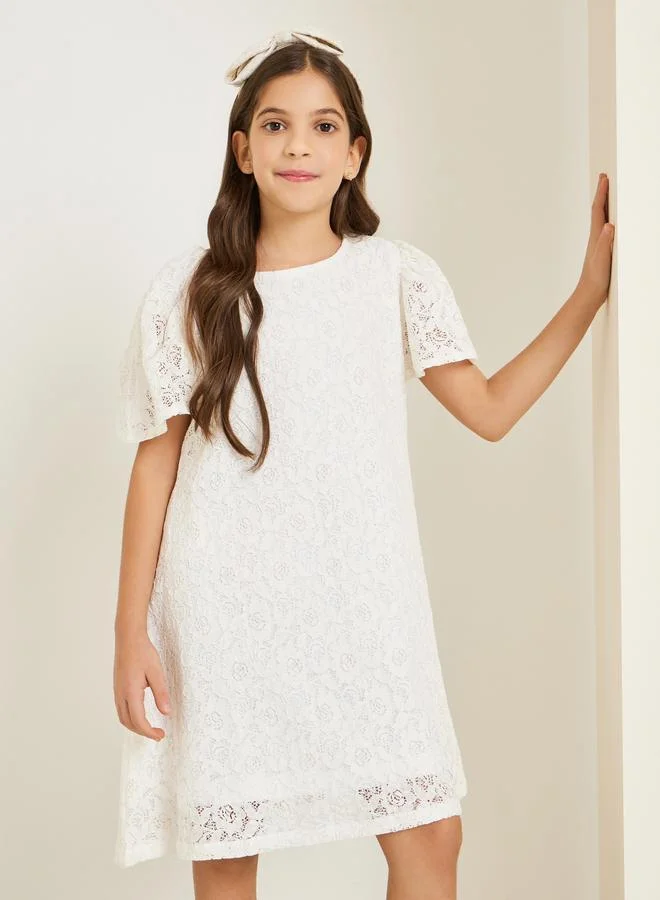 ستايلي فستان قصير بحافة واسعة ودانتيل